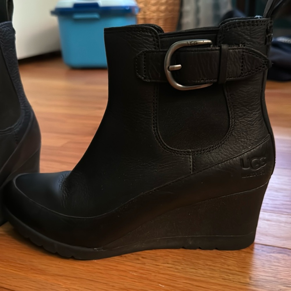 VGUC UGG waterproof leather wedge Chelsea boot. Size 7.5